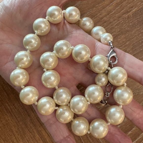 Faux pearl necklace 16” long, very good quality - Picture 3 of 9